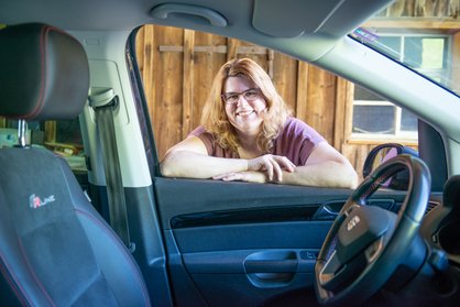 Martina Wartmann mit Auto